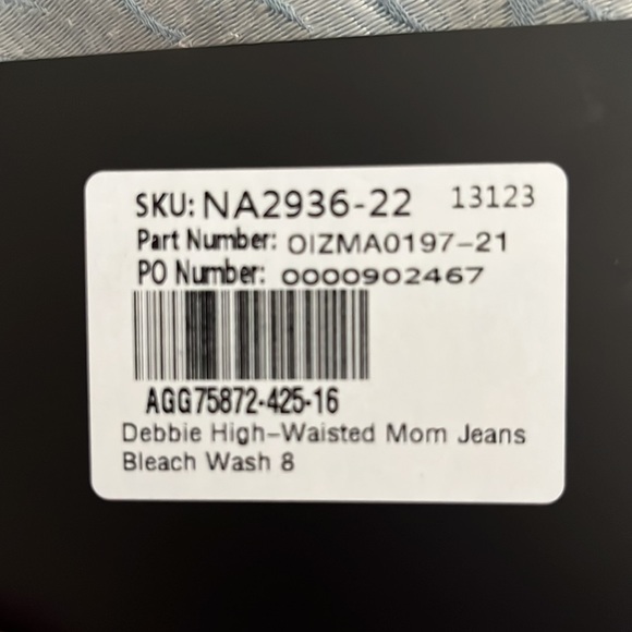 Debbie High-waisted Mom Jeans Bleach Wash with tags - Picture 3 of 3